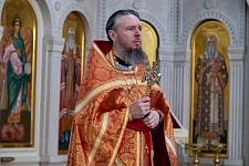 Божественная Литургия с чином раздробления артоса