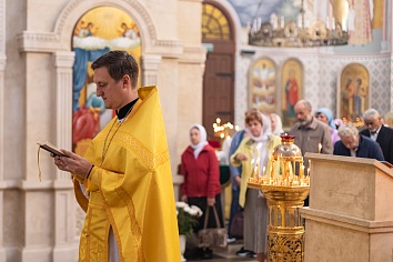 Божественная Литургия в воскресенье, на неделе первой по Пятидесятнице, Всех святых