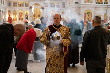 Божественная Литургия в воскресенье, на неделе четвертой по Пасхе, о расслабленном