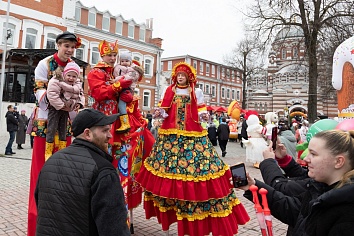 Пасхальная поздняя Литургия и праздничные гуляния на приходе