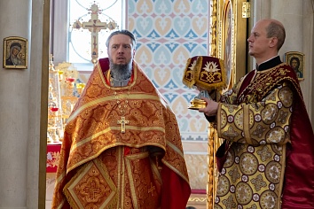 Божественная Литургия с чином раздробления артоса