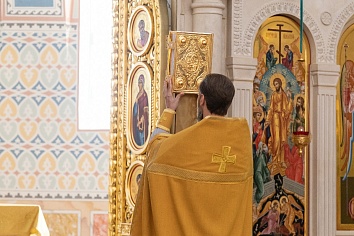 Воскресное богослужение на неделе 6-й по Пятидесятнице, мироносицы равноап. Марии Магдалины