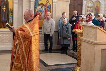 Божественная Литургия в воскресенье, на неделе четвертой по Пасхе, о расслабленном