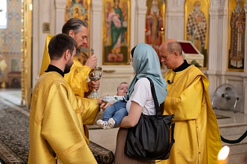 Божественная Литургия в воскресенье, на неделе шестой по Пятидесятнице