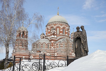 Памятник святым благоверным князю Петру и княгине Февронии