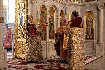 Божественная Литургия в воскресенье, на неделе четвертой по Пасхе, о расслабленном