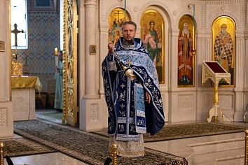 Божественная Литургия в понедельник, на неделе седьмой по Пятидесятнице в день празднования Казанской иконы Божией Матери