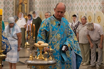 Чин погребения Плащаницы Пресвятой Богородицы.