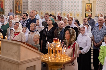 Божественная Литургия в воскресенье, на неделе шестой по Пятидесятнице