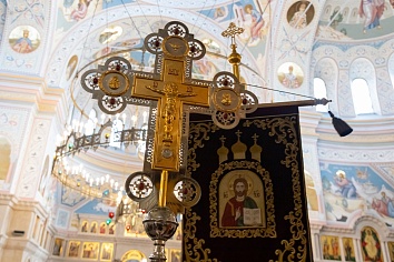 Божественная Литургия с чином раздробления артоса