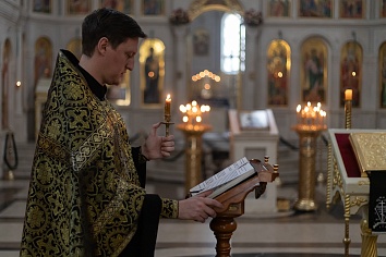 Служба двенадцати Евангелий 17 апреля, в вечер Великого Четверга