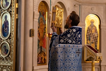 Божественная Литургия в понедельник, на неделе седьмой по Пятидесятнице в день празднования Казанской иконы Божией Матери