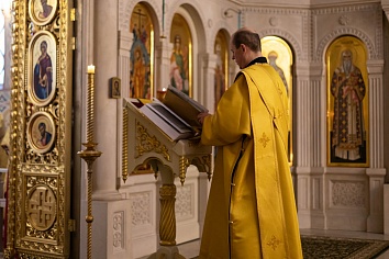 Божественная литургия в воскресенье, на неделе о мытаре и фарисее