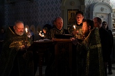 Утреня Великой Пятницы с чтением двенадцати Евангелий