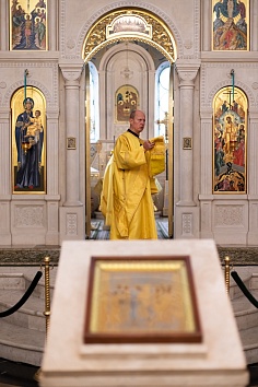 Божественная Литургия в воскресенье, на неделе шестой по Пятидесятнице