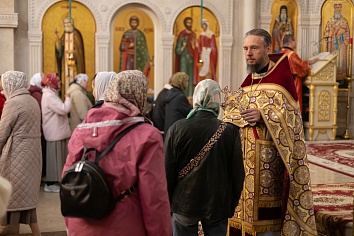 Божественная Литургия в воскресенье, на неделе четвертой по Пасхе, о расслабленном