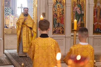 Божественная Литургия в воскресенье, на неделе второй по Пятидесятнице, Всех святых, в земле Русской просиявших