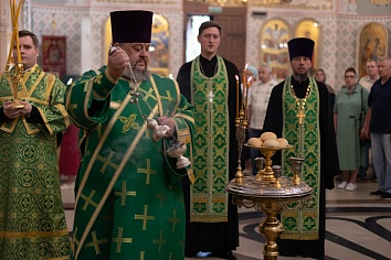 Всенощное бдение архиерейским чином накануне дня Святой Троицы