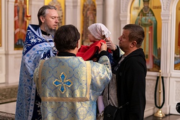 Божественная Литургия в понедельник, на неделе седьмой по Пятидесятнице в день празднования Казанской иконы Божией Матери