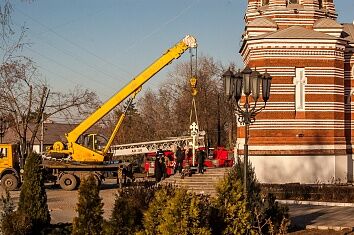 Крест колокольни Троицкого храма занял свое место после реставрации