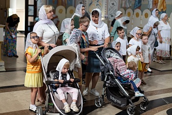 Божественная Литургия во вторник, на неделе пятой по Пятидесятнице, в день памяти святых благоверных князей Петра и Февронии Муромских