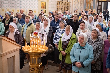 Божественная Литургия в воскресенье, на неделе первой по Пятидесятнице, Всех святых