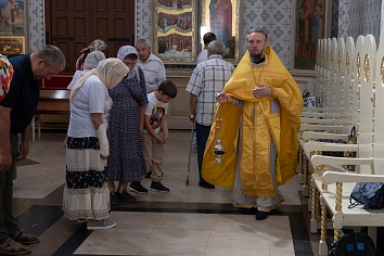 Божественная Литургия в воскресенье, на неделе седьмой по Пятидесятнице