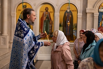 Божественная Литургия в понедельник, на неделе седьмой по Пятидесятнице в день празднования Казанской иконы Божией Матери