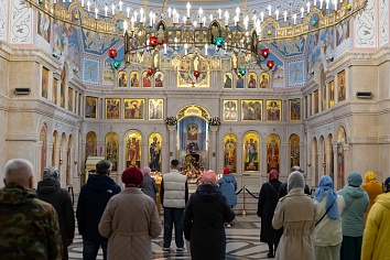 Божественная Литургия с чином раздробления артоса