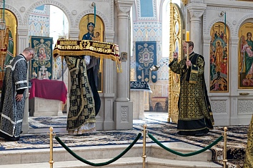  Вечерня Великого Пятка и Вынос Плащаницы.