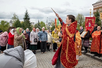 Божественная литургия с чином раздробления артоса