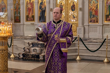 Божественная литургия святителя Василия Великого, 17 апреля, в Великий Четверг