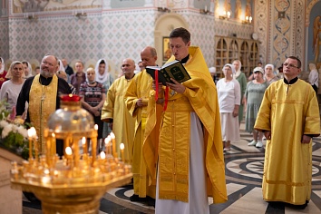 Божественная Литургия в понедельник, на неделе пятой по Пятидесятнице, в день памяти Рождества святого Иоанна Предтечи