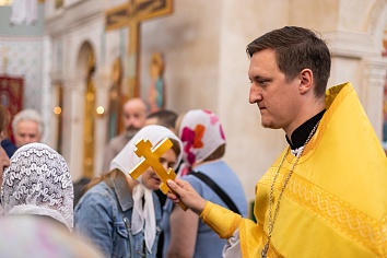 Божественная Литургия в воскресенье, на неделе первой по Пятидесятнице, Всех святых