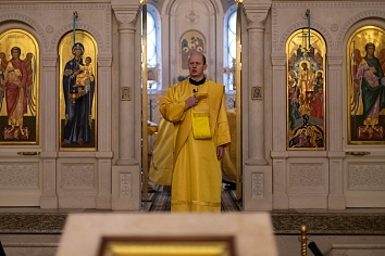 Божественная литургия в воскресенье, на неделе о мытаре и фарисее