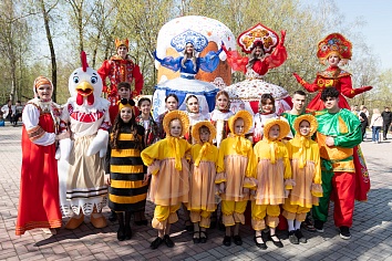 Пасхальная поздняя Литургия и праздничные гуляния на приходе