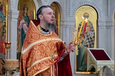 Божественная Литургия с чином раздробления артоса