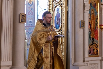 Божественная Литургия в воскресенье, на неделе тридцать четвёртой по Пятидесятнице, о мытаре и фарисее