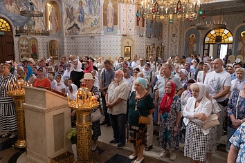 Божественная Литургия в воскресенье, на неделе седьмой по Пятидесятнице