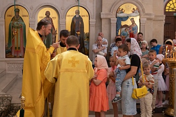 Божественная Литургия в воскресенье, на неделе седьмой по Пятидесятнице