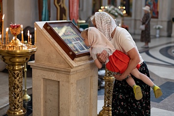Божественная Литургия во вторник, на неделе пятой по Пятидесятнице, в день памяти святых благоверных князей Петра и Февронии Муромских