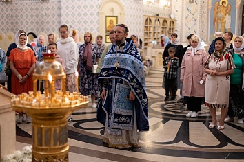 Божественная Литургия в понедельник, на неделе седьмой по Пятидесятнице в день празднования Казанской иконы Божией Матери