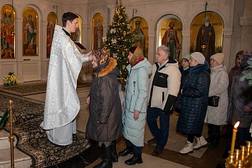 Поздняя Божественная литургия в праздник Рождества Христова