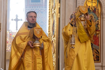 Божественная Литургия в воскресенье, на неделе второй по Пятидесятнице, Всех святых, в земле Русской просиявших