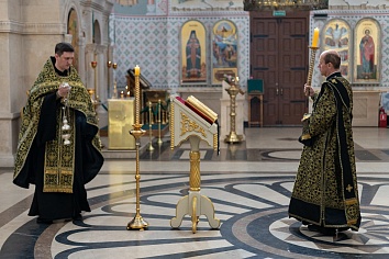  Вечерня Великого Пятка и Вынос Плащаницы.