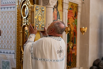 Божественная Литургия во вторник, на неделе пятой по Пятидесятнице, в день памяти святых благоверных князей Петра и Февронии Муромских