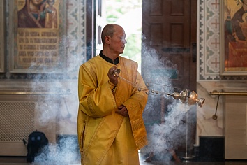 Божественная Литургия в воскресенье, на неделе шестой по Пятидесятнице