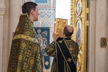  Вечерня Великого Пятка и Вынос Плащаницы.