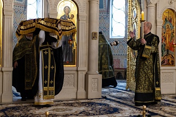 Богослужение Великой Пятницы с Выносом Плащаницы