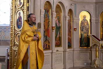 Божественная литургия в воскресенье, на неделе о мытаре и фарисее